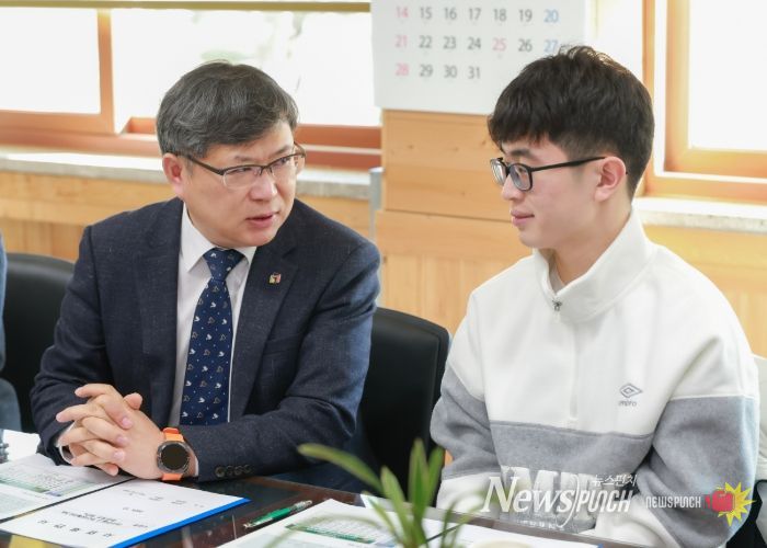 유정기 권한대행, 수능 만점 이하진 학생 격려