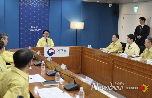 김민석 국무총리가 9일 세종대로 정부서울청사에서 열린 재외국민 보호 점검회의를 주재하고 있다.(국무조정실)