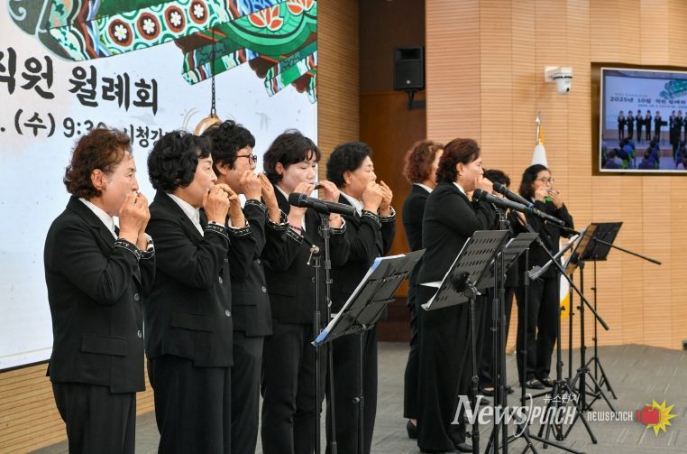 지난 10월 1일 영주시 10월 월례회에서 재능기부로 오카리나를 연주하는 모습