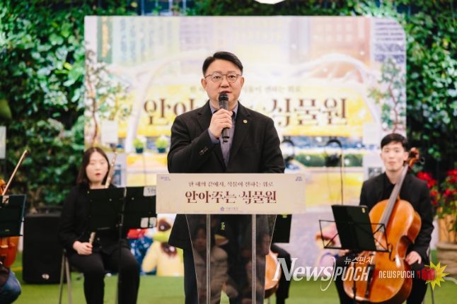 ‘안아주는 식물원’ 앙상블 공연에서 축사하는 김춘곤 의원