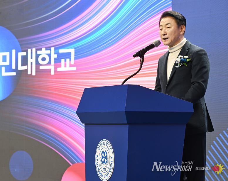 김동근 시장이 12월 9일 ‘2025 경민대학교 성과전시회’ 개회식에서 축사를 하고 있다.