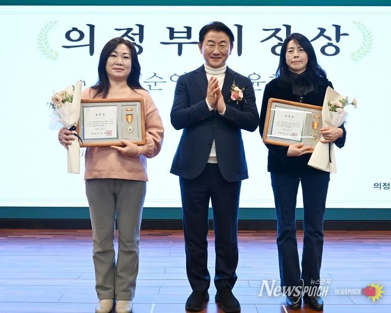 김동근 시장이 12월 9일 의정부시 가족센터의 ‘2025년 아이돌봄 지원사업 성과공유회’에서 우수 아이돌보미들에게 표창장을 수여한 뒤 함께 기념사진을 찍고 있다.