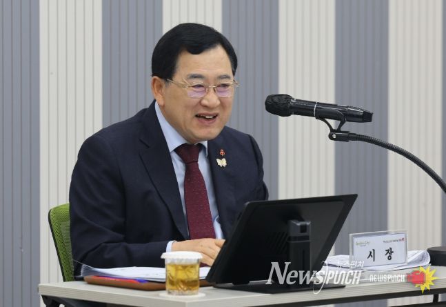 10일 경주시청 대회의실에서 열린 ‘2025년 12월 읍면동장회의’에서 주낙영 경주시장과 각 읍면동장이 연말 현안을 점검하고 있다.