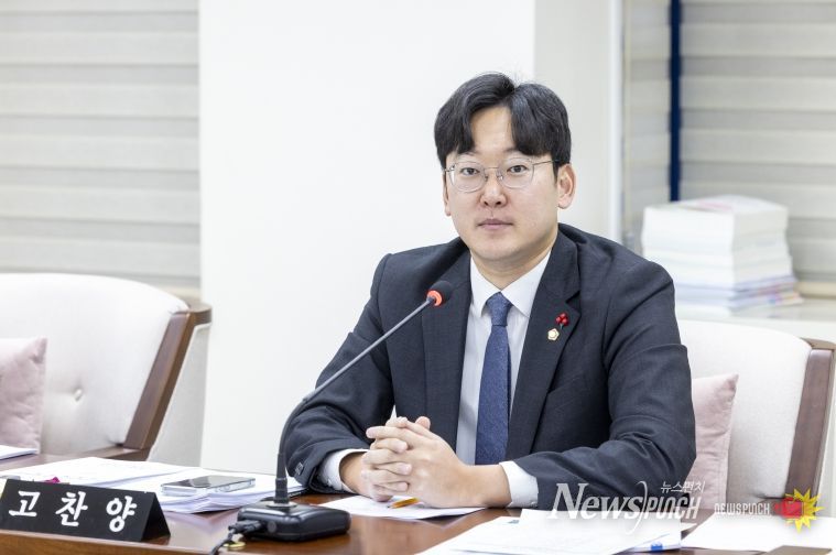 고찬양 강서구의원이 정책토론회에서 청년의 플랫폼노동 및 프리랜서와 관련하여 발언하고 있다