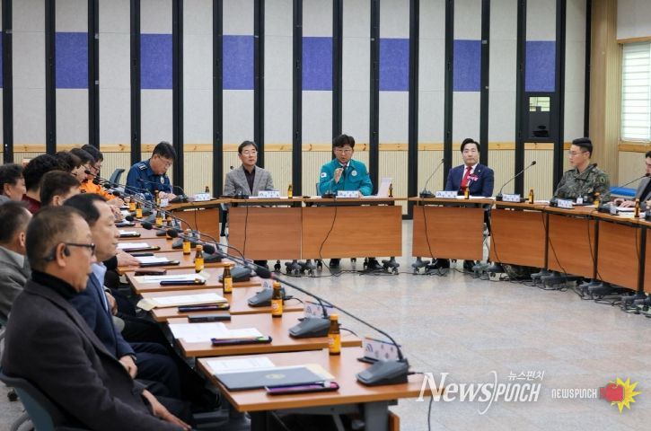 최충규 대덕구청장과 대덕구의회 의장, 제1970부대 1대대장, 대덕경찰서장, 대덕소방서장 유관 기관장들이 10일 구청 대회의실에서 ‘2025년 4분기 통합방위협의회’를 열고 지역 안보 태세를 점검하고 있다.