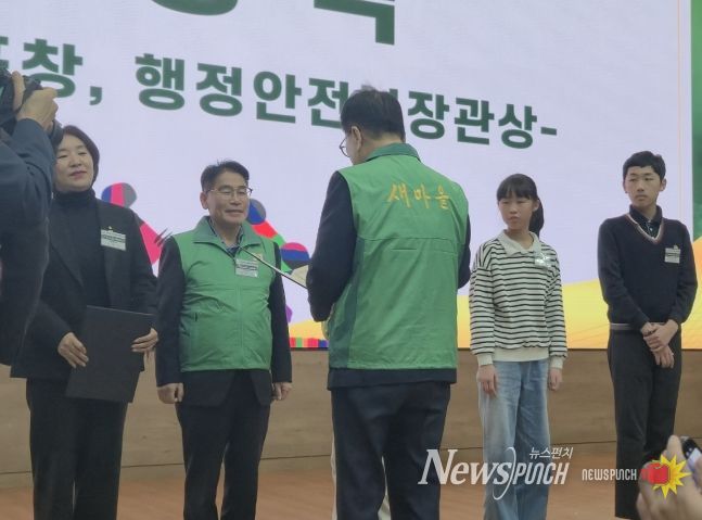 행정안전부장관상 받는 새마을문고구미시지부 김택동 회장