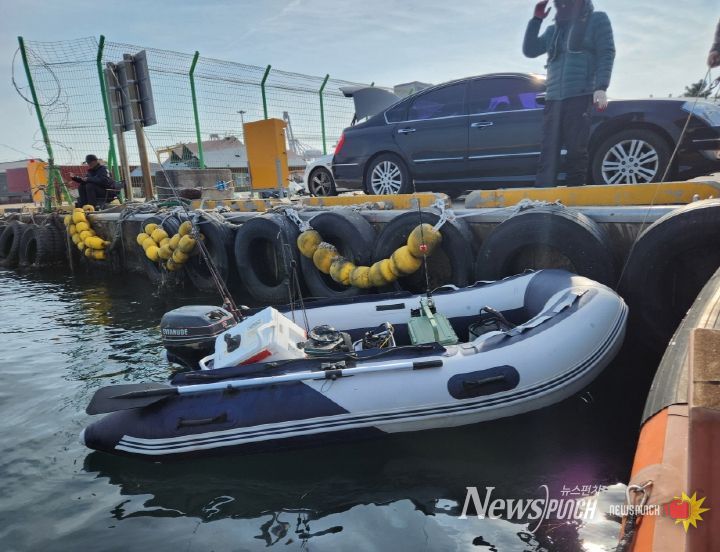 포항시는 10일 오전 포항 앞바다에서 선외기 고장으로 표류하던 레저용 고무보트 1척을 구조했다