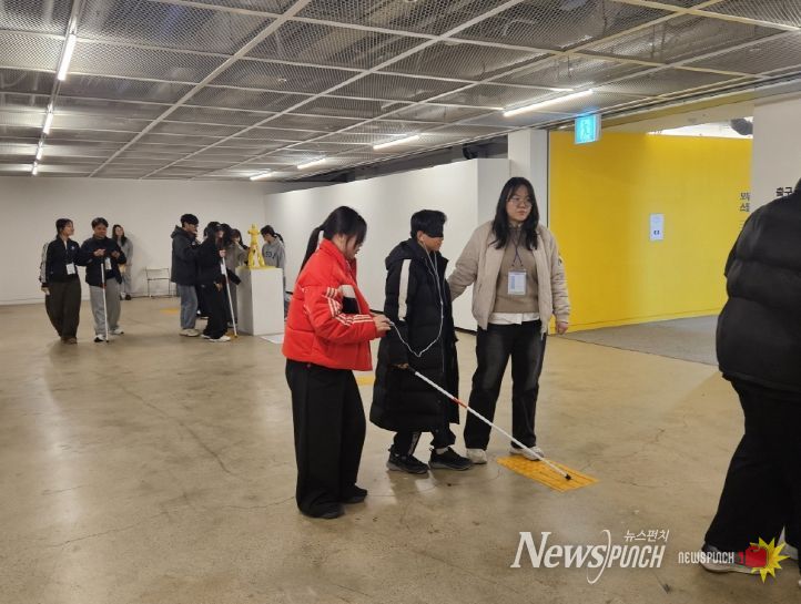 포항문화재단가 동빈문화창고1969에서 선보인 무장애 전시 ‘모두의 스틸아트, 손으로 읽는 포항’에 시민들의 발길이 이어지고 있다.