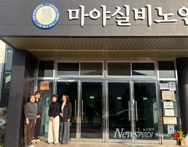 영천시보건소 치매안심센터는 관내 노인복지시설 11개소를 치매극복선도단체로 지정하고, 이 중 마야실비노인요양원에서 10일 현판식을 개최했다.