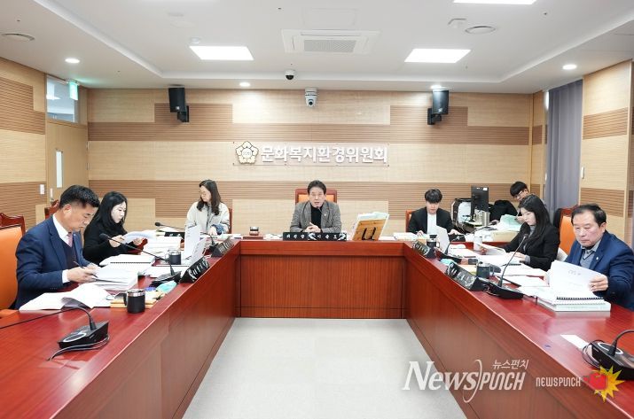아산시의회 문화복지환경위원회가 제263회 아산시의회 제2차 정례회 중 2026년 예산안을 심사하고 있다.