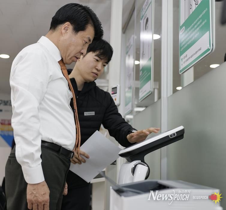 12월 10일 개소식 후 체성분 분석기 체험하는 서강석 송파구청장