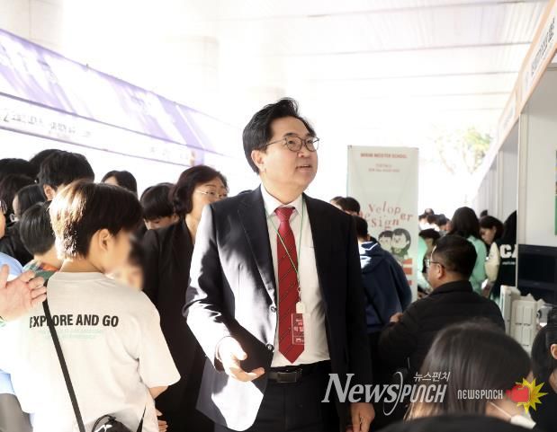 박일하 동작구청장이 지난 11월 동작구청에서 열린 ‘청소년 진로박람회’에 참석해 부스를 둘러보고 있다.