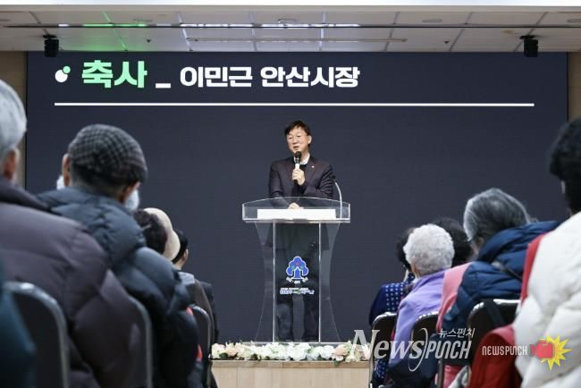 이민근 안산시장이 10일 단원구 노인복지관 대강당 한울채에서 열린 개관 20주년 기념 ‘청춘제’ 행사에서 인사 발언을 하고 있다.