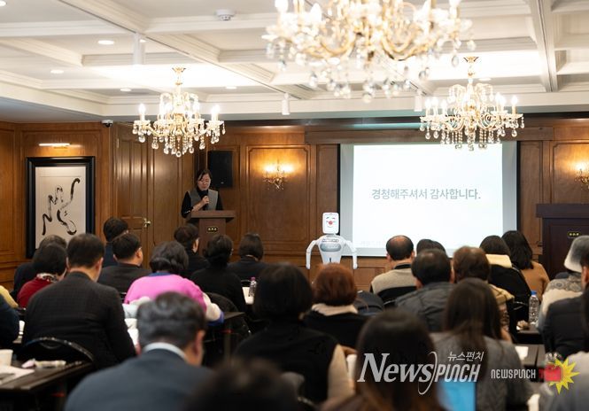 12월 9일 클럽806 서울에서 진행된 ‘2025 돌봄의 디지털 전환 사례 세미나’에서 돌봄로봇 실벗이 공동사회를 보고 있다.