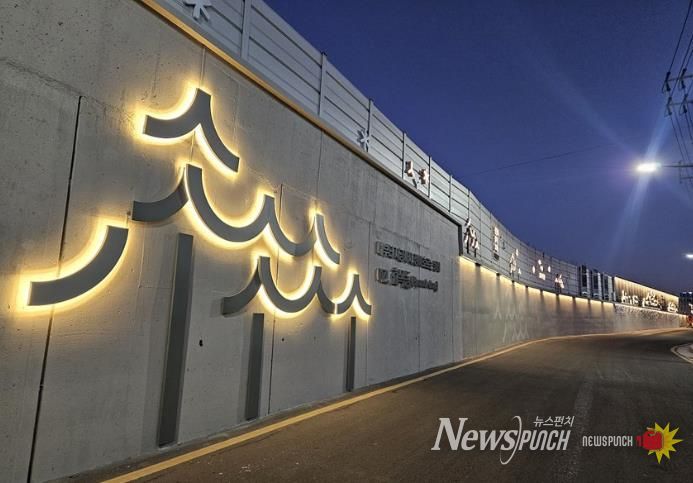 다양하면서도 정돈된 색채와 온기를 표현한 조명은 아름다운 조화를 이룬다. ‘새 동네에 옛이야기를 품은 디자인’ 또한 예와 현재의 조화를 표현하는 또 하나의 이야기가 된다.