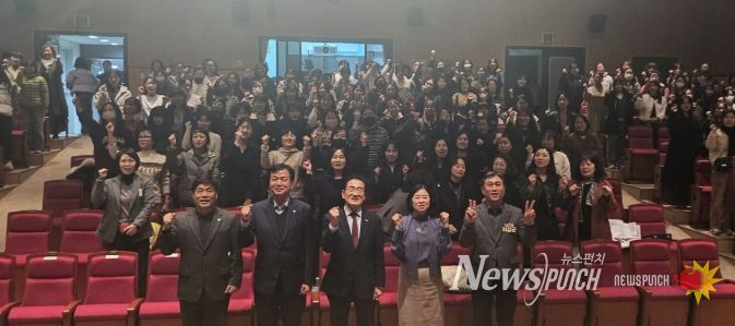 영천시 어린이집연합회는 지난 10일, 청소년수련관에서 보육 교직원 250여 명이 참석한 가운데 화합과 소통을 위한 ‘보육인의 밤’ 행사를 개최했다.