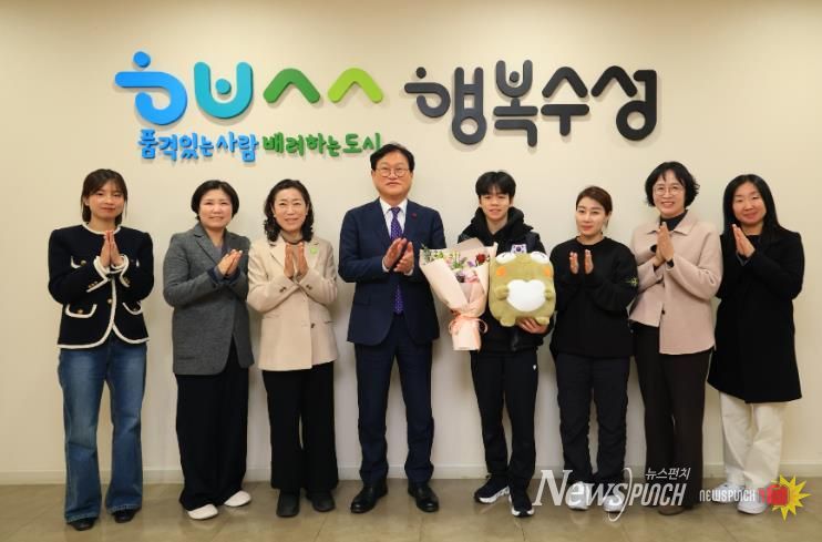 대구 수성미래교육재단(이사장 김대권)은 지난 10일 2025-2026 국제빙상경기연맹(ISU) 주니어 그랑프리 파이널 대회에서 우승한 서민규 선수(경신고 2학년)를 초청해 간담회를 열고 격려했다.