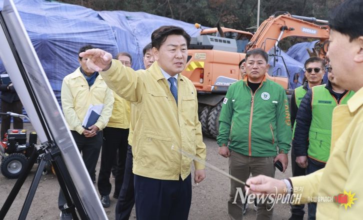 11일 김관영 전북특별자치도지사가 겨울철 자연재난 대비 현장행정으로 전주 서원노인복지관 및 제설전진기지를 찾아 취약계층 보호를 위한 한파쉼터 운영 현황과 도로 교통 불편 방지를 위한 제설 대응체계를 점검하고 있다