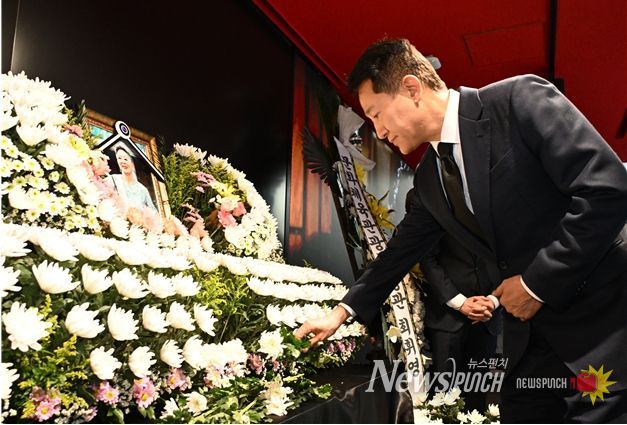 오세훈 서울시장이 11일(목) 오후 중구 충무로 서울영화센터에 마련된 원로배우 고(故) 김지미 추모 공간을 찾아 조문하고 있다.