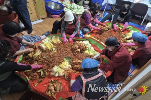 시흥4동 한울경로당에서 어르신들이 김장을 담그고 있다