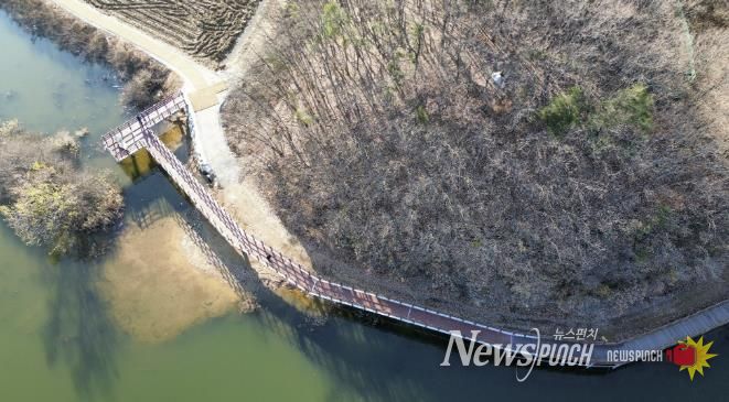 용인특례시가 처인구 이동읍에 있는 이동저수지 둘레길 단절 구간 연결공사를 마무리했다.