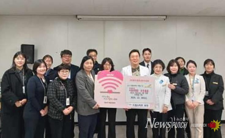 이길재 칠석의료재단 사랑의병원 병원장(오른쪽 다섯번째)이 10일 드림스타트 취약계층 아동을 위한 300만 원 상당의 운동화 교환권을 기탁하고 있다.