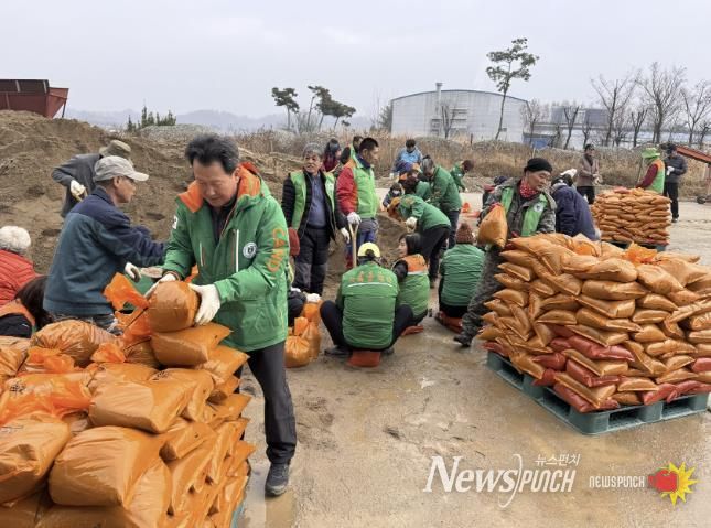 문경시 자율방재단, 폭설 대비 모래주머니 제작