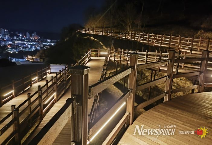 영주시, 가흥공원 ‘무장애 데크산책로’ 야간 모습