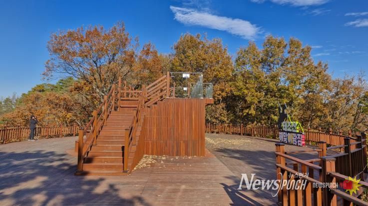 천안시 태조산 등산로에 설치된 하늘길 전망대 모습.