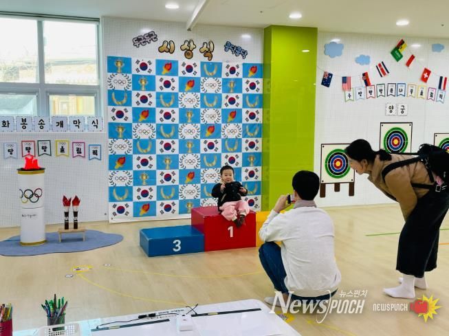 유아들과 가족들이 7일 큰나무놀이터에서 '우당탕탕 올림픽' 놀이를 하고있다