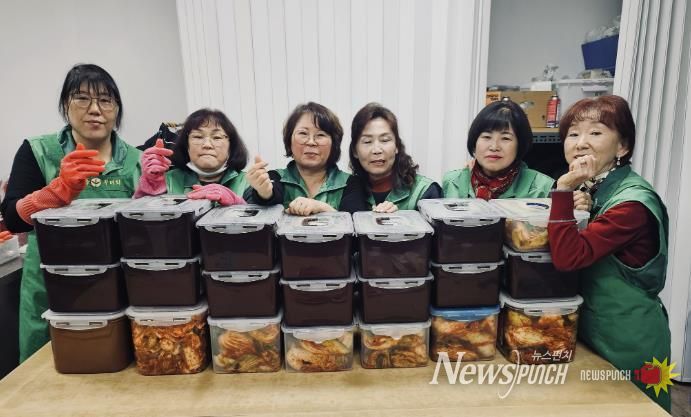 양주시 회천1동 새마을 지도자회·부녀회, 관내 취약계층 위해 100만 원 및 김장김치 13통 전달