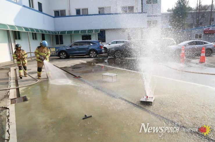 홍성소방서, 전기차 배터리 화재 대응 위해 드릴렌스 훈련 실시