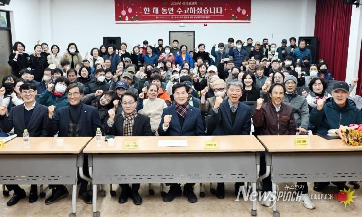 밀양지역자활센터에서 열린 2025년 자활사업 성과보고회 참석자들이 기념 촬영을 하고 있다.