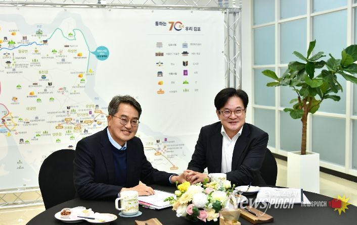 김병수 김포시장은 지난달 3일 김동연 경기도지사를 만나 김포골드라인 등 김포교통현안에 대해 적극 건의했다.