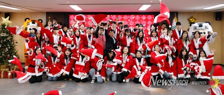 2024. 12 출정식 후 산타모자를 던지는 참가자들과 서강석 구청장, 인사말하는 서 구청장