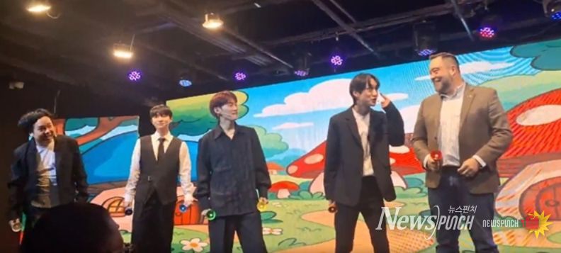 공연을 하고있는 K-Pop 개그 아이돌 과 바스티안 뢰슬러 회장 회장 (Plasmatreat Korea) (사진제공: 주한외국기업연합회 KOFA)