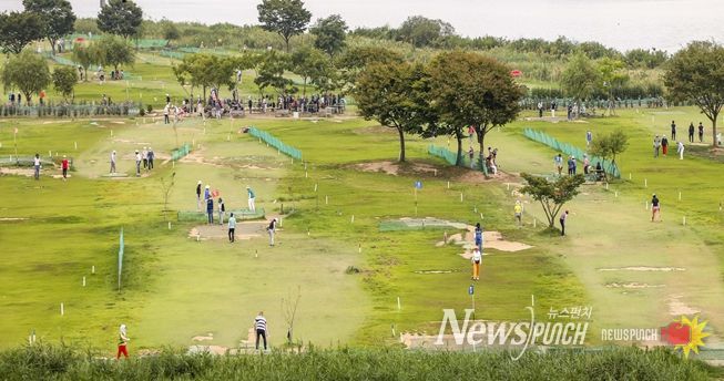 45홀에서 90홀로 증설하여 개장한 대저생태공원에서 파크골프를 즐기는 주민들 모습