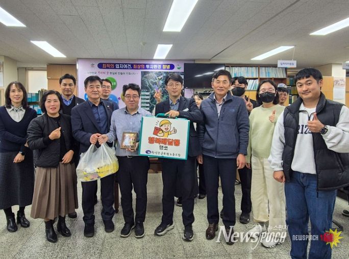 창녕군공무원노동조합 위원장이 박희진 주무관에게 행복배달통을 전달하고 있다.