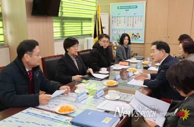 정은경 장관, 통합돌봄 현장 살피러 충북 진천군 찾아
