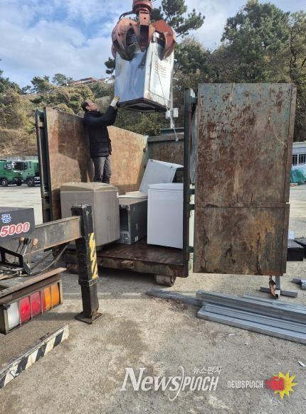 거제시, 1박3식 이수도의 쾌적한 환경 위해 차도선 등 투입, 대형폐기물 13톤 전량 수거