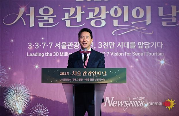 오세훈 서울시장이 12일(금) 세빛섬 플로팅 아일랜드에서 열린 ‘2025 서울관광인의 날’ 행사에서 축사하고 있다.