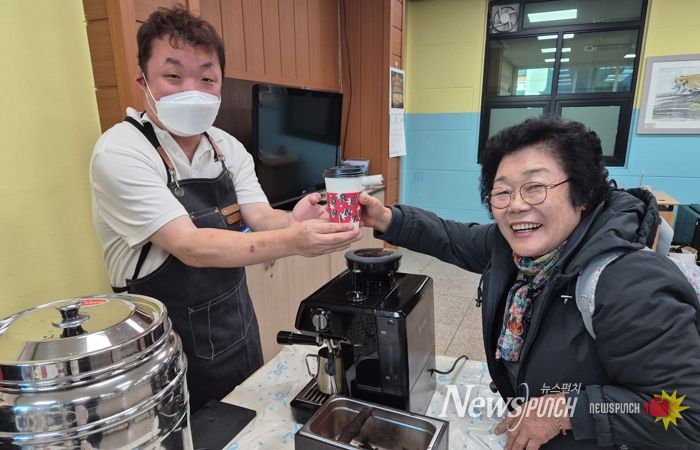 단양군 장애인복지관, 바리스타 2급 취득생들과 함께 '무료나눔카페'로 세상과 소통하다!