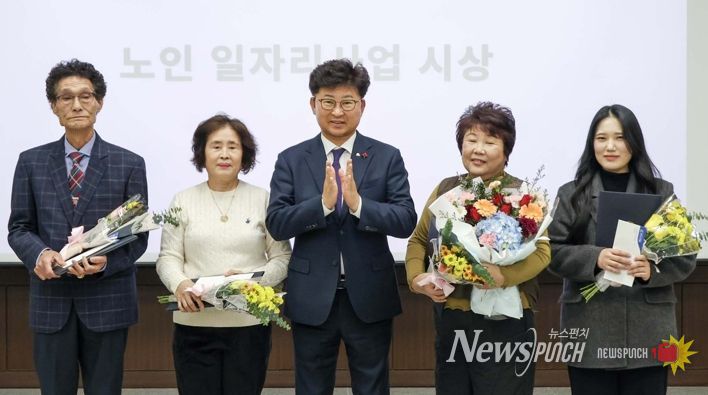 최충규 대덕구청장(사진 가운데)과 대덕구시니어클럽 노인일자리 우수 참여자 어르신 및 직원들이 12일 구청 청렴관에서 열린 해단식에서 표창 수여식 후 기념 촬영을 하고 있다.