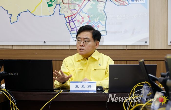 진교훈 서울 강서구청장이 13일 오전 10시 제설대책본부를 찾아 제설 대응체계를 점검하고 있다.