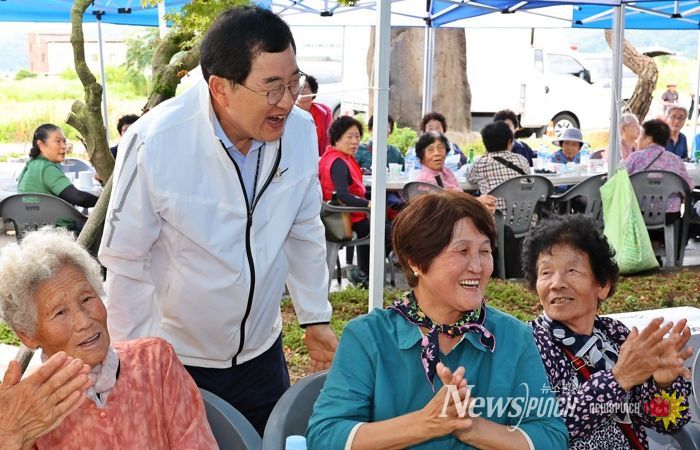 경주시가 의료·요양·돌봄 통합지원체계 구축에 나선 가운데, 한 야외 행사장에서 주낙영 경주시장이 지역 어르신들과 인사를 나누고 있다.