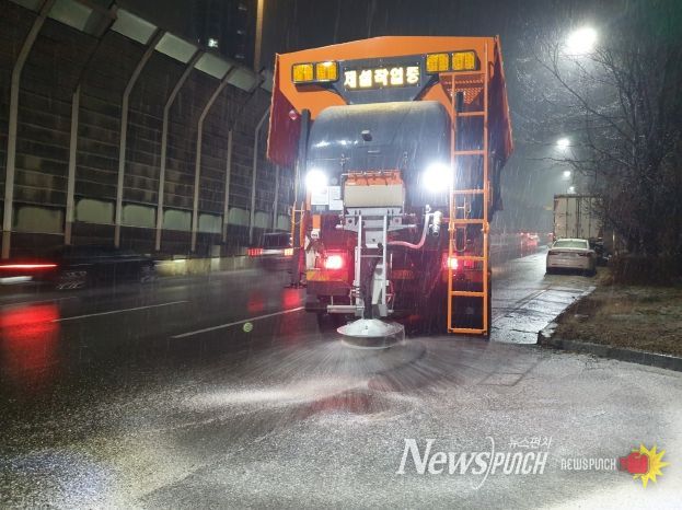 수원시가 13일 저녁 제설차량을 운행하며 제설제를 살포하고 있다.