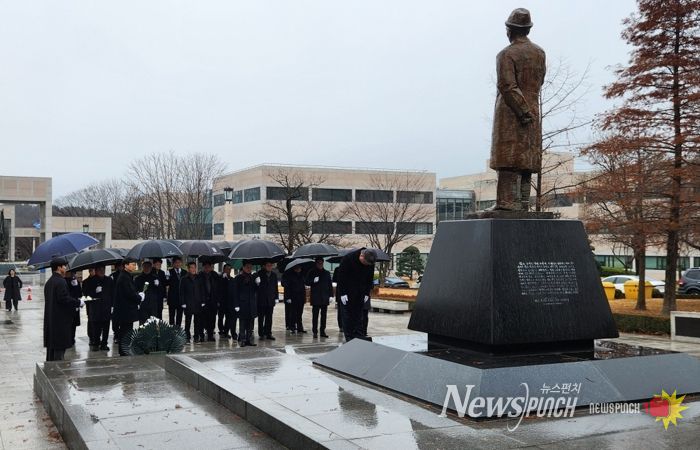 포항시는 지난 12일 故 청암 박태준 포스코 명예회장 서거 14주기를 맞아 포스텍 노벨동산에 있는 청암 박태준 동상을 찾아 헌화하고 참배했다.
