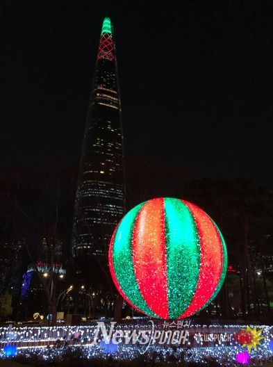 크리스마스 기념 영상이 표출되는 ‘더 스피어’의 아름다운 야경