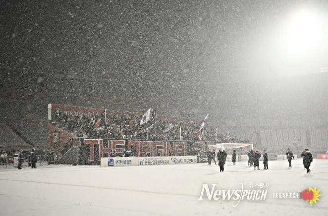 이달 4일, 부천FC1995의 승강 PO 1차전이 폭설로 연기된 후에도 헤르메스가 자리를 지키며 응원하고 있다.