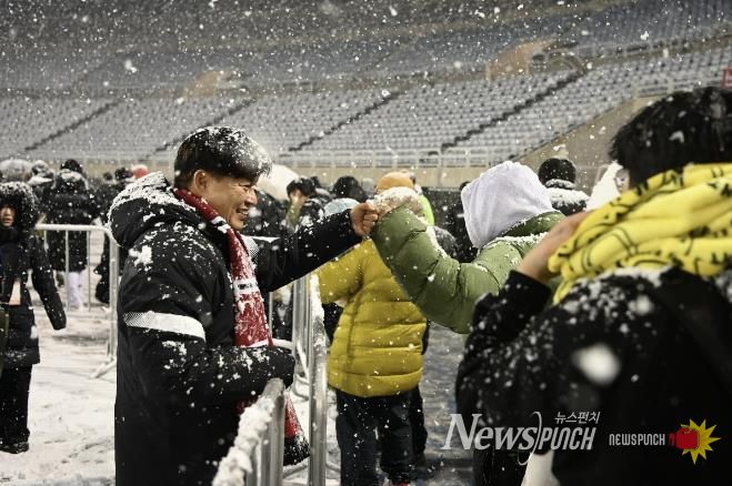 부천FC1995의 승강 PO 1차전이 폭설로 연기된 후 돌아가는 시민들과 조용익 부천시장이 주먹인사를 나누고 있다.